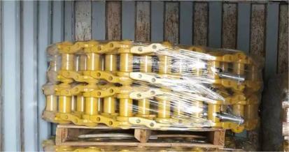 Customers export a container for bulldozer parts