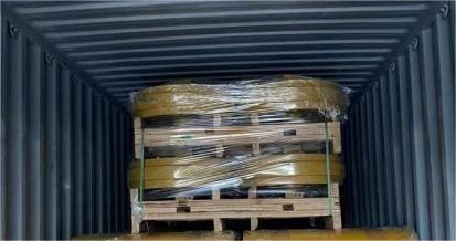 Customers export a container for construction machinery parts