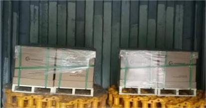 Customers export a container for excavator parts